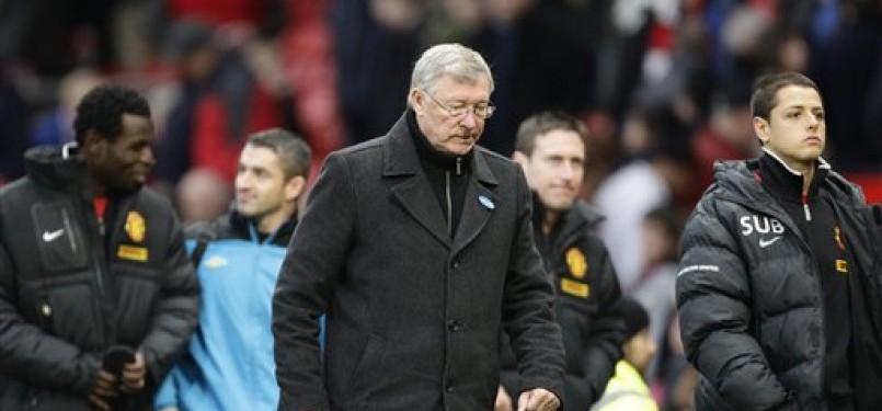 Manajer Manchester United, Sir Alex Ferguson (tengah), berjalan lesu usai skuadnya kalah 2-3 dari Blackburn Rovers di laga Liga Primer Inggris di Old Trafford, Manchester, Sabtu (31/12).