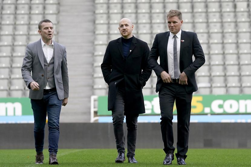 Manajer Newcastle United yang baru diangkat Eddie Howe, kanan, berjalan di lapangan sebelum konferensi pers di St. James