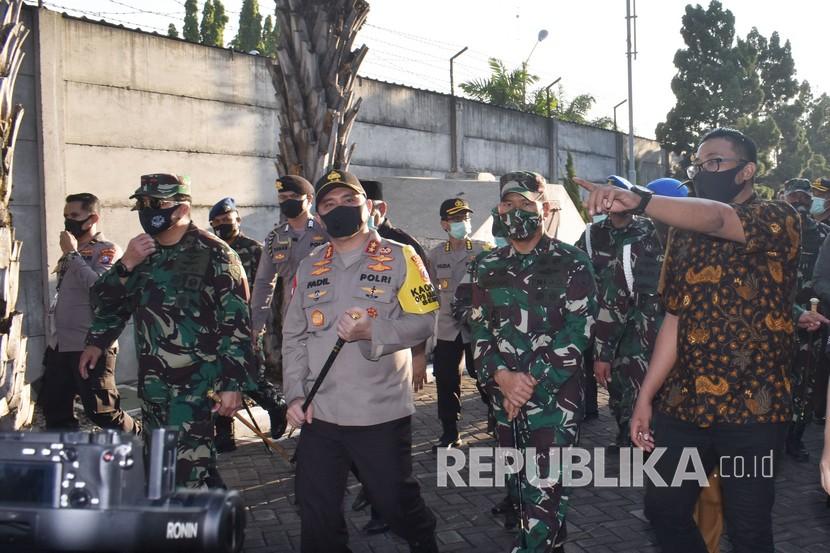 Kapolda Jawa Timur Irjen Pol M Fadil Imran (tengah) 