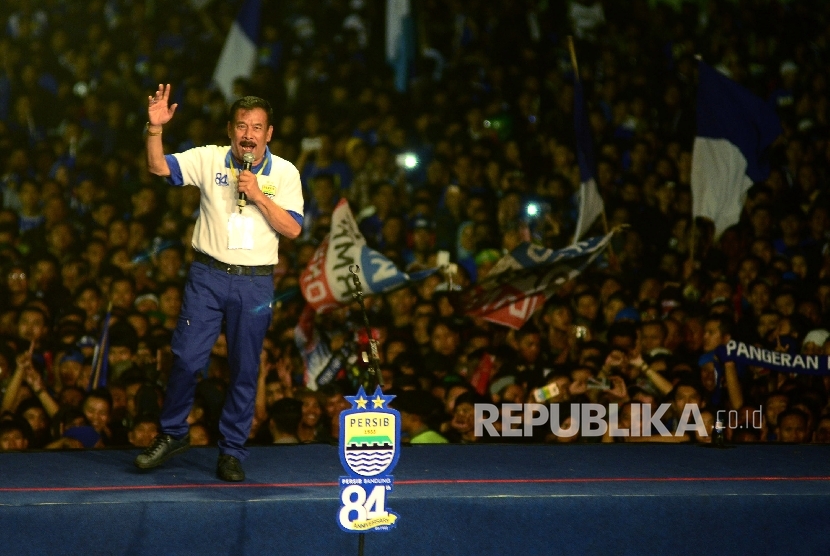 Manajer Persib Umuh Muchtar menyampaikan sambutan pada 84 tahun Persib dan Launcing Tim Persib 2017, di Stadion Siliwangi, Kota Bandung, Ahad (4/3). 