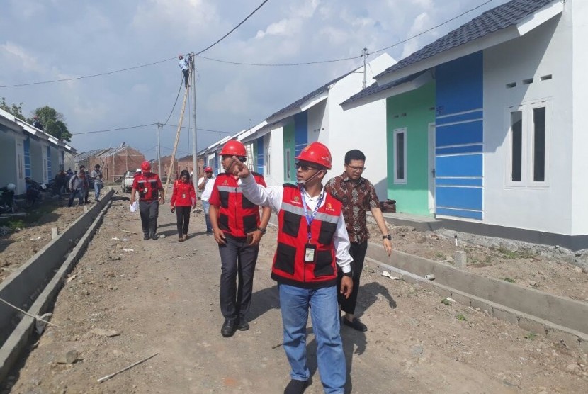 Manajer PLN Area Mataram, Chaidar Syaifullah (kanan) dalam peresmian program pemyambungan listrik serentak se-Lombok di Perumahan Grand Muslim 2, Desa Terong Tawah, Kecamatan Labuapi, Lombok Barat, Selasa (17/4).