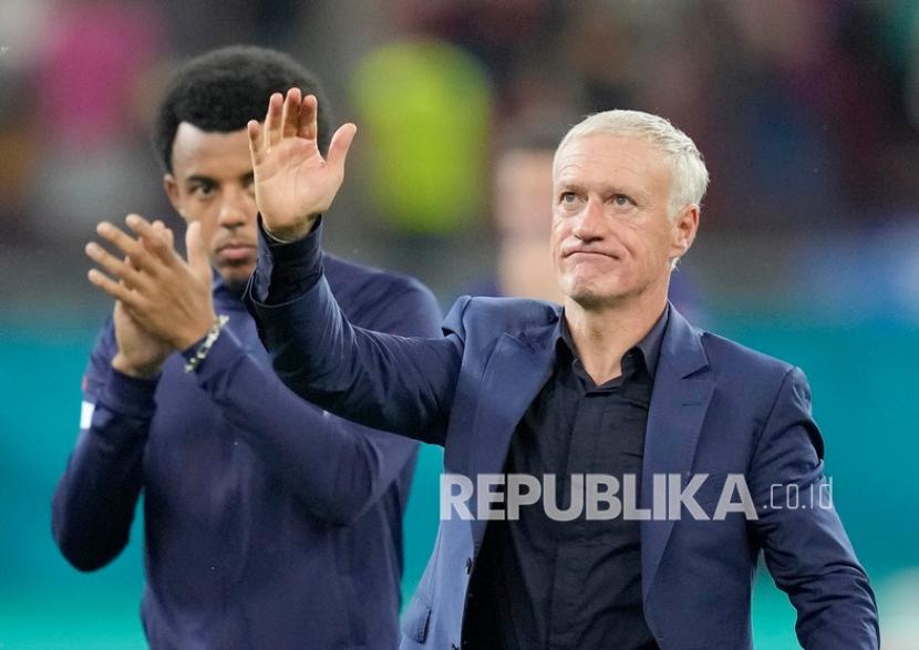 Manajer Prancis Didier Deschamps, tengah, bereaksi setelah timnya kalah dalam pertandingan babak 16 besar Piala Eropa 2020 antara Prancis dan Swiss di stadion National Arena di Bucharest, Rumania, Selasa (29/6) dini hari WIB.