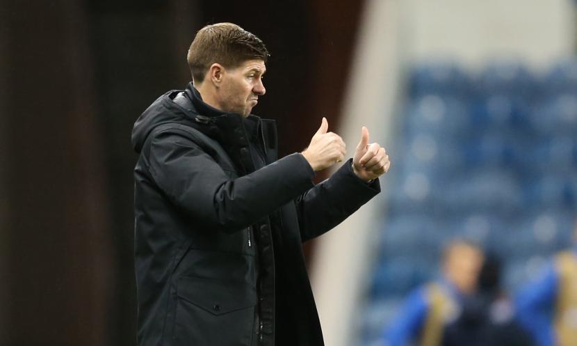 Manajer Rangers Steven Gerrard mengacungkan jempol saat pertandingan grup D Liga Eropa UEFA antara Glasgow Rangers dan Lech Poznan di Glasgow, Inggris, 29 Oktober 2020.