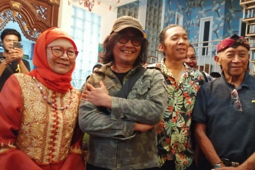Manajer Slank Bunda Iffet Veceha Sidharta (berbaju dan berhijab oranye) merayakan ulang tahun ke-82 di kediamannya di Gang Potlot, Jakarta Selatan, Senin (12/8).  