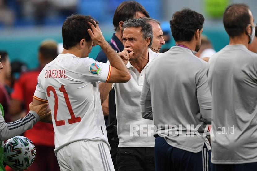 Pelatih Spanyol Luis Enrique berbicara dengan Mikel Oyarzabal sebelum dimulainya adu penalti pada pertandingan perempat final kejuaraan sepak bola Euro 2020 antara Swiss dan Spanyol, di Stadion Saint Petersburg di Saint Petersburg, Jumat (2/7).