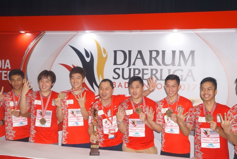Manajer Tim Musica Champions, Effendy Wijaya (tengah) bersama seluruh anggota tim meluapkan kegembiraannya menjadi juara keempat kalinya di Djarum Superliga Badminton 2017 di DBL Arena Surabaya, Ahad (26/2).
