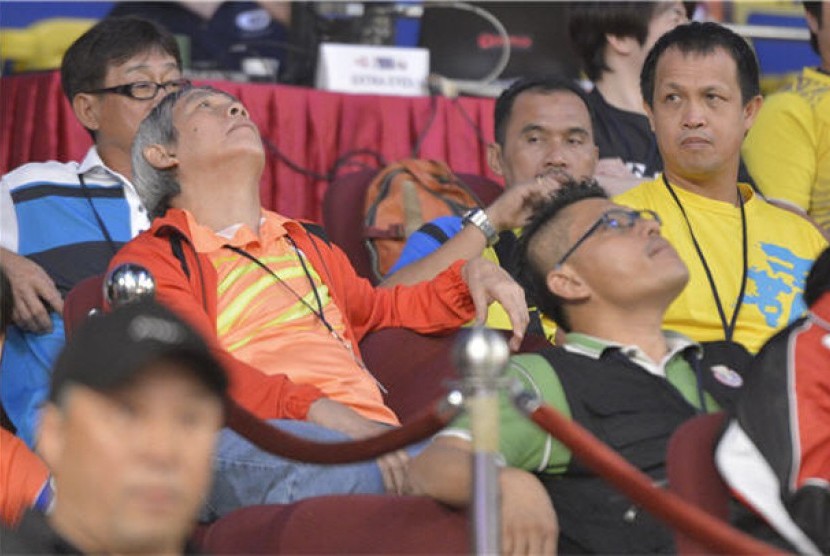 Manajer Tim Piala Sudirman Indonesia, Rexy Mainaky (kanan atas), ketika menyaksikan babak penyisihan tim Piala Sudirman Cina lawan India dalam babak penyisihan grup Piala Sudirman di Stadion Putra, Bukit Jalil, Kuala Lumpur, Minggu (19/5). 