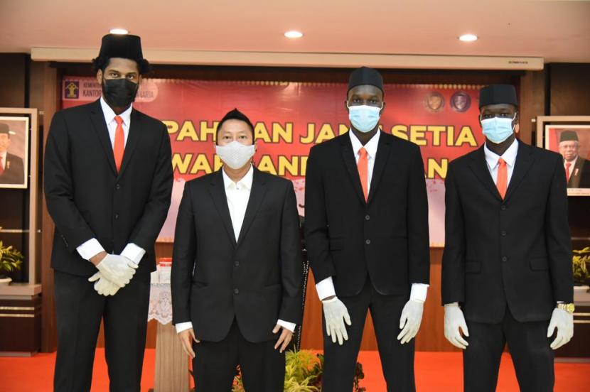 Manajer timnas bola basket putra Indonesia Maulana Fareza Tamrella (kedua kiri) dengan tiga pemain naturalisasi yang sudah sah menjadi WNI.