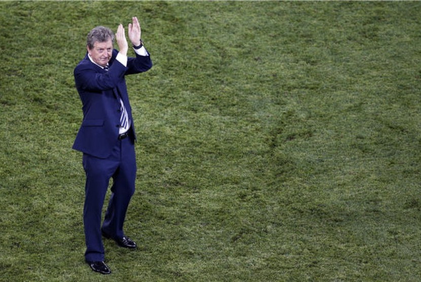 Manajer timnas Inggris, Roy Hodgson, memberikan aplaus setelah timnya mampu menahan imbang Prancis di laga Grup D di Donetsk, Ukraina, pada Senin (11/6). 