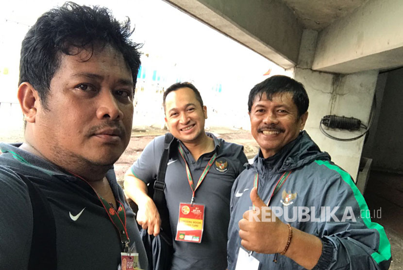 Manajer timnas U-19 Roni Fauzan (kiri) bersama pelatih Indra Sjafri (kanan) seusai kemenangan 8-0 atas Brunei Darussalam pada Piala AFF U-18, Rabu (13/9).