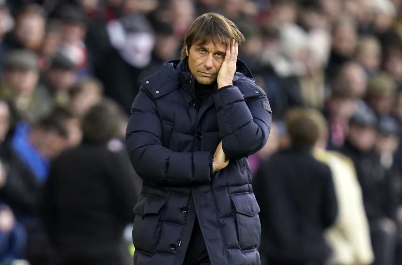 Pelatih Tottenham Hotspur, Antonio Conte. Conte mengaku timnya sedang tertinggal dari tim papan atas. Dari tiga pertemuan terakhir menghadapi  Chelsea di semua ajang dalam 10 hari, Spurs selalu menelan kekalahan.