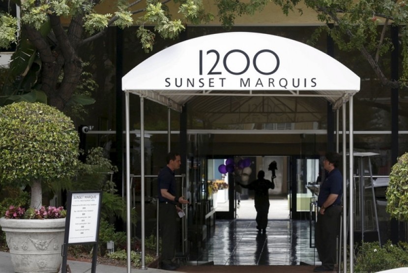 Manajer tur U2 Denis Sheehan ditemukan meninggal di kamar hotelnya Sunset Maquis di West Hollywood, California.