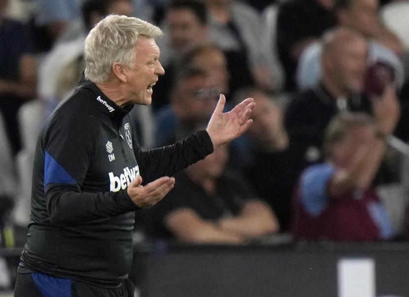 Manajer West Ham David Moyes memberi isyarat selama pertandingan sepak bola Liga Premier Inggris antara West Ham United dan Leicester City dan di Stadion London di London, beberapa waktu lalu.