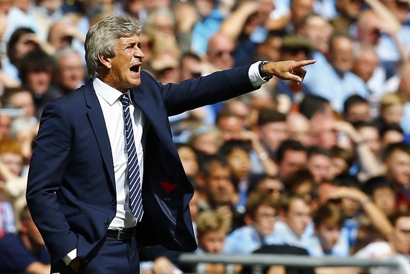 Manchester City manager Manuel Pellegrini reacts during their English Community Shield soccer match against Arsenal at Wembley Stadium in London, August 10, 2014. 