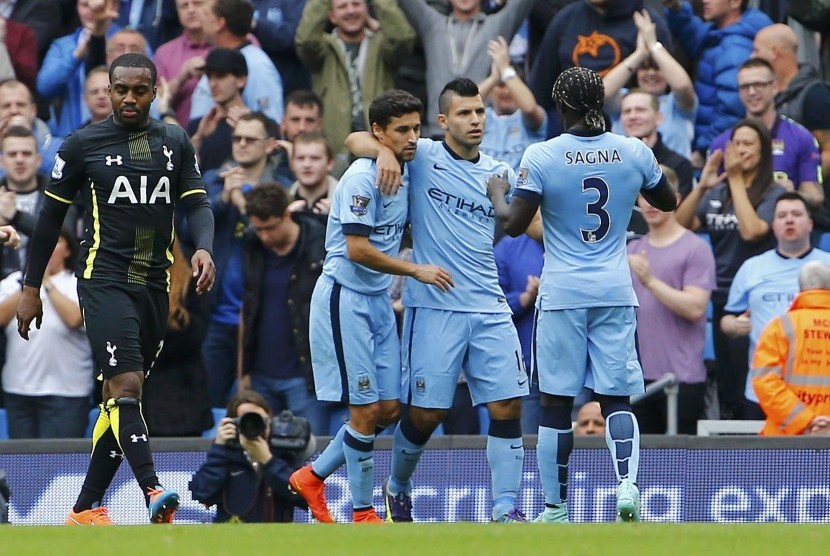 Manchester City's Sergio Aguero (2nd R) celebrates scoring a penalty during their English Premier League soccer match against Tottenham Hotspur at the Etihad Stadium in Manchester, northern England October 18, 2014. 