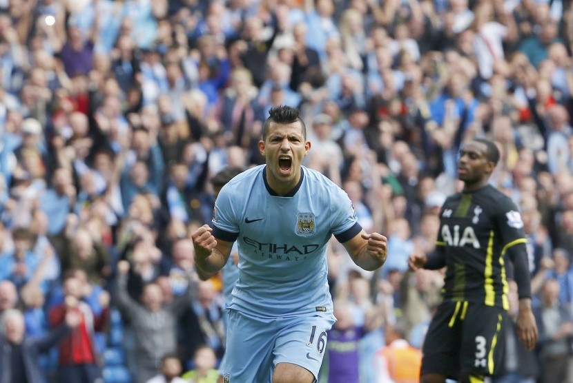 Manchester City's Sergio Aguero celebrates scoring his third goal during their English Premier League soccer match against Tottenham Hotspur at the Etihad Stadium in Manchester, northern England October 18, 2014.