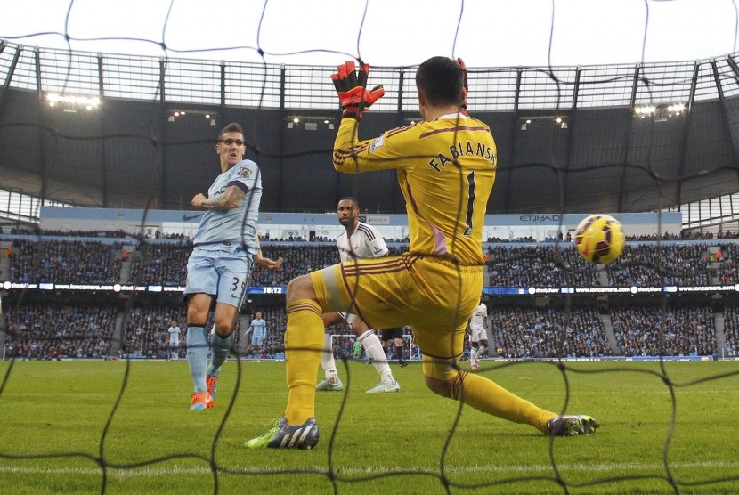 Manchester City's Stevan Jovetic (L) shoots to score a goal against Swansea City during their English Premier League soccer match at the Etihad stadium in Manchester, northern England November 22, 2014