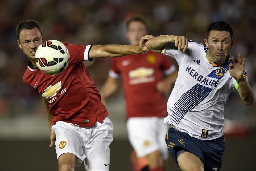 Manchester United defender Jonny Evans (6) and Los Angeles Galaxy forward Robbie Keane (7) battle for the ball during the first half at Rose Bowl