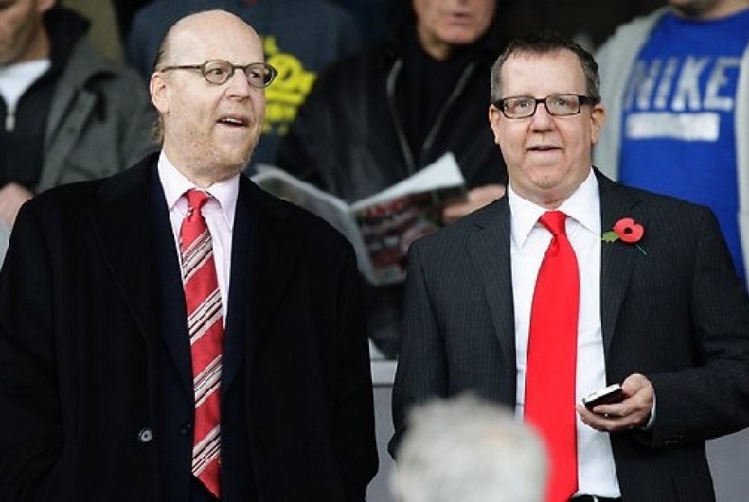 Dua bos Manchester United Avram Glazer dan Bryan Glazer (kanan).