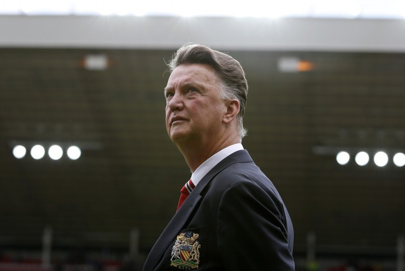 Manchester United manager Louis Van Gaal walks onto the pitch before their English Premier League soccer match against Sunderland at the Stadium of Light in Sunderland, northern England August 24, 2014