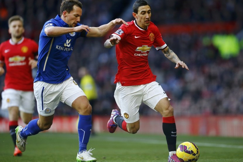 Manchester United's Angel Di Maria (R) is challenged by Leicester City's Daniel Drinkwater during their English Premier League soccer match at Old Trafford in Manchester, northern England January 31, 2015.