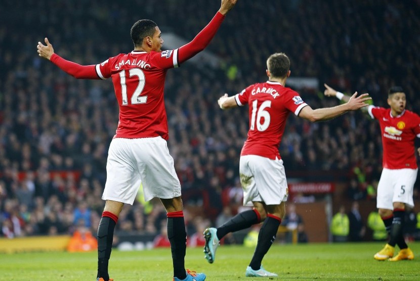 Manchester United's Chris Smalling (L) appeals for his goal against Hull City during their English Premier League soccer match at Old Trafford in Manchester, northern England, November 29, 2014