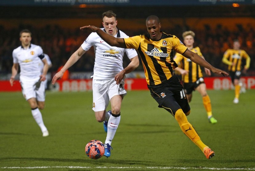 Manchester United's Phil Jones (L) chases Cambridge United's Tom Elliott during their English FA Cup 4th round soccer match at The Abbey Stadium in Cambridge, eastern England January 23, 2015.