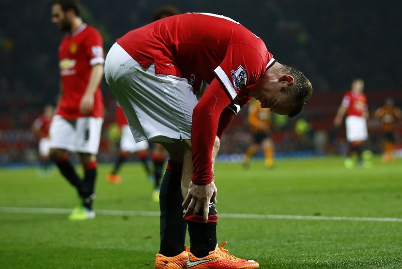 Manchester United's Wayne Rooney reacts to an injury during their English Premier League soccer match against Hull City at Old Trafford in Manchester, northern England, November 29, 2014. 