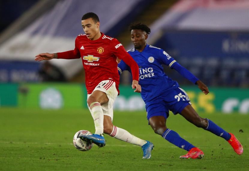 Manchester Uniteds Mason Greenwood, left, duels for the ball with Leicesters Wilfred Ndidi during the English FA Cup quarter final soccer match between Leicester City and Manchester United at the King Power Stadium in Leicester, England, Sunday, March 21, 2021.