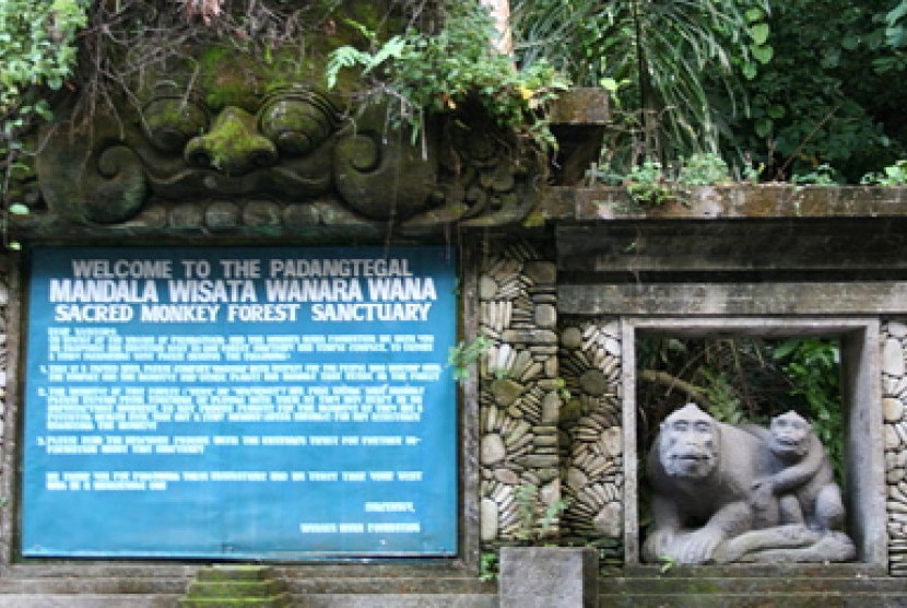 Mandala Wisata Wenara Wana atau disebut juga Hutan Monyet Ubud.