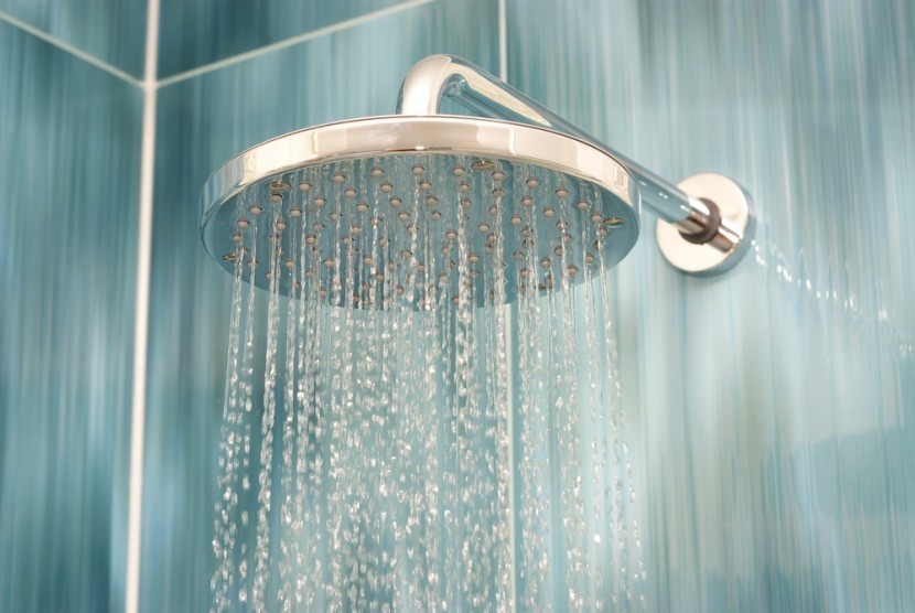 Dermatolog lebih menganjurkan mandi dengan air suhu ruangan ketimbang air panas.