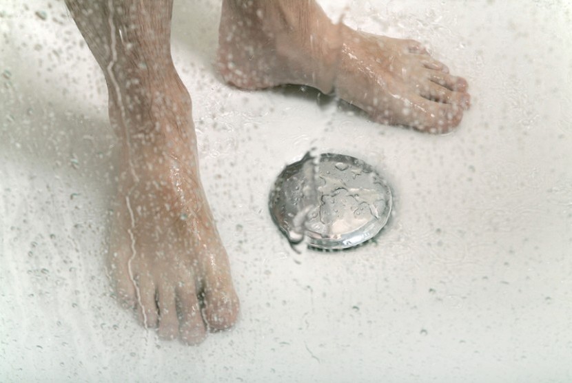 Perlukah mencuci kaki pakai sabun saat mandi? (ilustrasi)