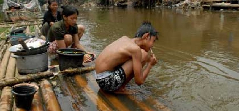 Mandi-mandi di sungai Ciliwung (ilustrasi).