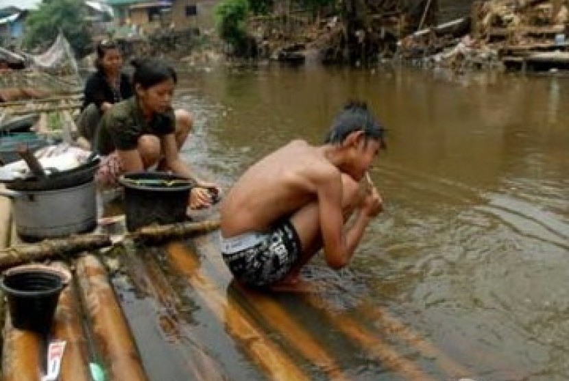 Mandi-mandi di sungai Ciliwung (ilustrasi).