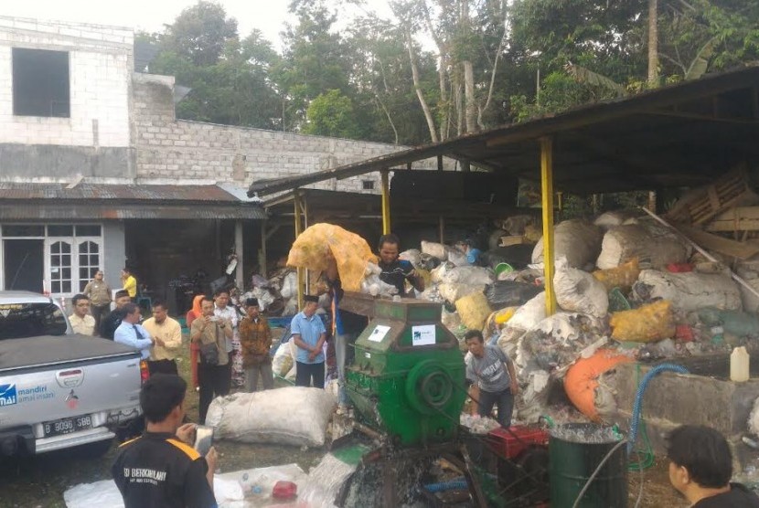 Mandiri Amal Insani (MAI) Foundation bekerja sama dengan BMT Marhamah Wonosobo meresmikan pabrik pengolahan sampah untuk pemulung di Jl. Lingkar Selatan Km 5, Desa Wonosobo, Kamis (6/7). 