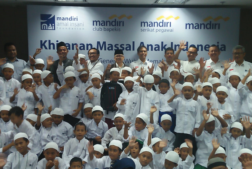 Mandiri Amal Insani (MAI) Foundation menggelar Khitanan Massal Anak Indonesia di Jalan Gatot Subroto, Jakarta, untuk 600 anak yang berasal dari kalangan yatim dan dhuafa.