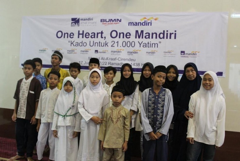 Mandiri Amal Insani (MAI) Foundation menggelar santunan  anak yatim di Masjid Al A’raaf, Perumahan Bukit Cireundeu, Ciputat, Sabtu (17/6).