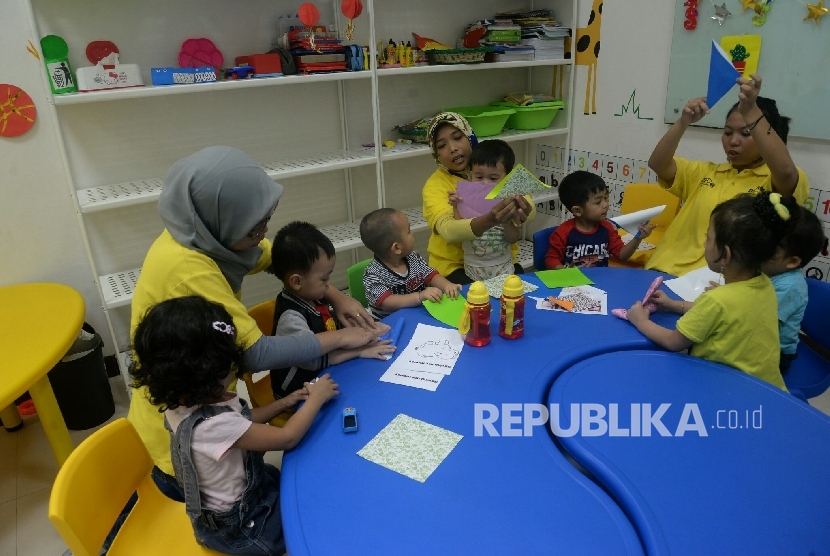The children of Bank Mandiri employees are accompanied by officers to play and study activities in Mandiri DayCare area at Plaza Mandiri, Jakarta, Wednesday (July 13).