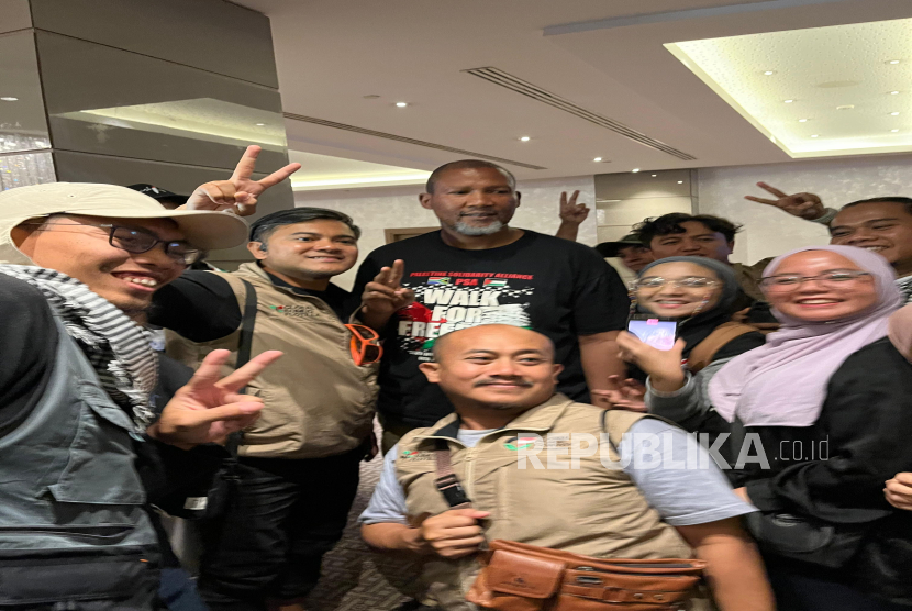 Mandla Mandela, cucu Nelson Mandela, tiba di Tunis untuk mengikuti Global Sumud Flotila. Mandla berpose bersama relawan Indonesia, Jumat (5/9/2025).