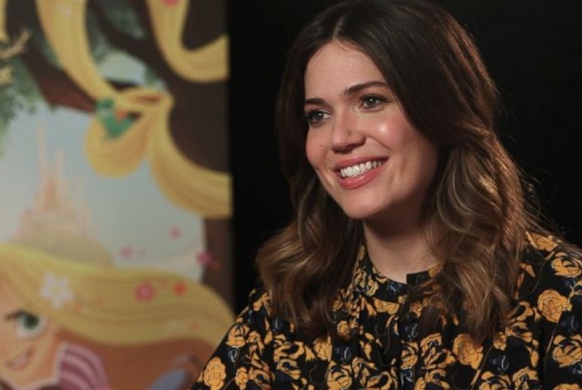 Mandy Moore tampil di acara resmi pertama kalinya di Emmy 2021 setelah melahirkan.