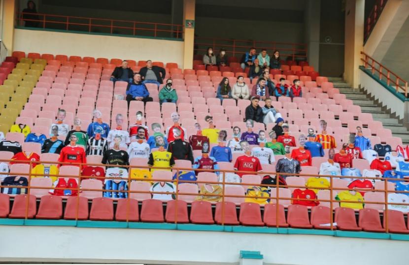 Manekin yang diubah seolah-olah penonton hadir di Stadion Regional Sport Complex Brestsky, kandang klub Belarusia Dynamo Brest.