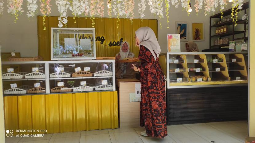 Manfaatkan KUR dari BRI, Warung Soeka sukses mengembangkan usaha jadi bakery favorit di Sumenep.