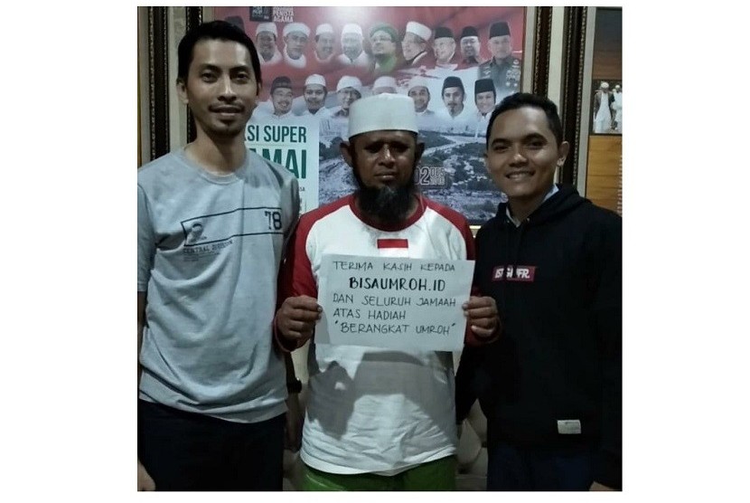 Mang Ishak (tengah), penjaga Masjid Al Munawaro, Sentul, Bogor, mendapatkan hadiah umrah dari jamaah BisaUmrah.id.