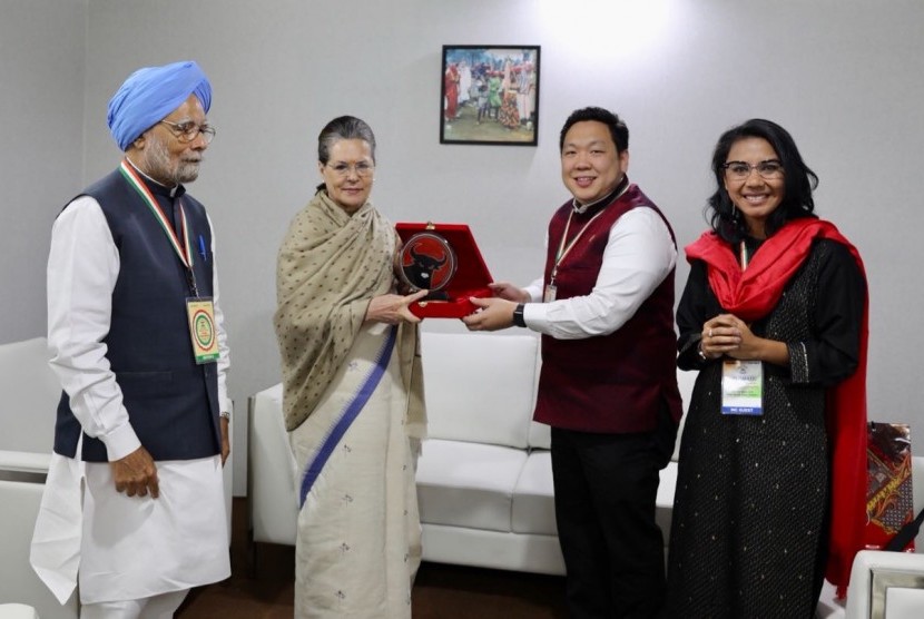 Manmohan Singh, Sonia Gandhi, Charles Honoris, dan Irine Yusiana Roba (dari kiri ke kanan).