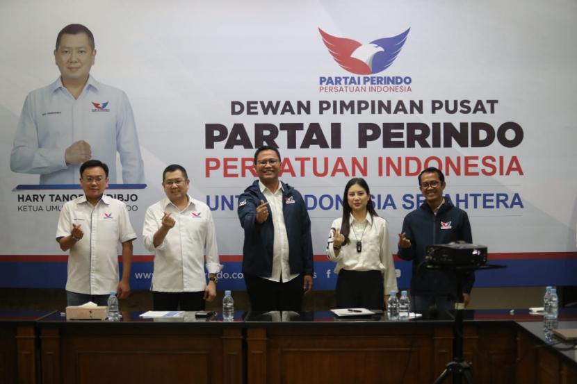 Mantan aktivis antikorupsi ICW, Tama S. Langkun (tengah) Jadi Ketua DPP Partai Perindo Bidang Hukum & HAM