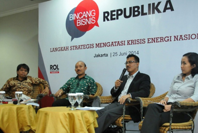 Mantan Anggota Dewan Energi Nasional Herman Agustiawan (2kanan), bersama Staf Ahli Menteri Bidang Kelembagaan dan Perencanaan Strategis Kementerian Energi Sumber Daya Mineral (KESDM) Ign Wiratmaja Puja?(2kiri) dan Ketua Umum Asosiasi Perusahaan Migas Nasio