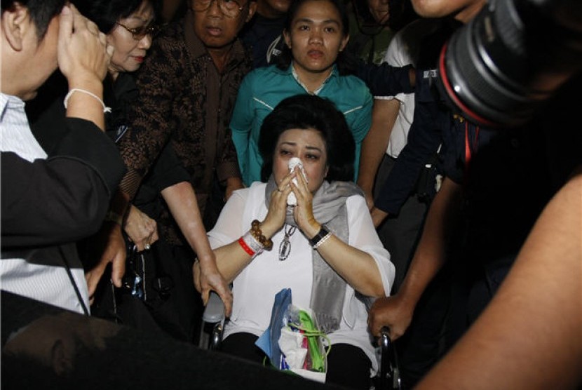 Mantan Anggota Dewan Pembina Partai Demokrat, Siti Hartati Murdaya (tengah), menangis saat tiba di kantor Komisi Pemberantasan Korupsi (KPK) Jakarta, Rabu (12/9).  