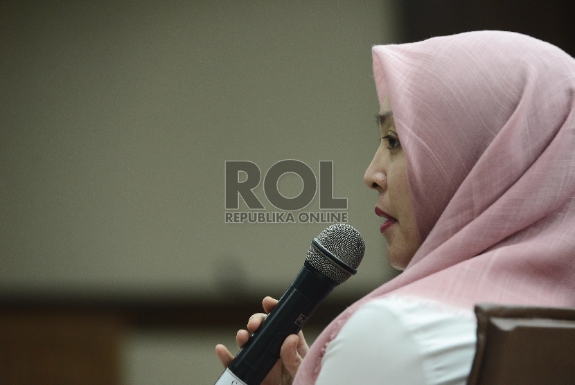 Mantan anggota DPR Fraksi Demokrat, Angelina Sondakh memberikan keterangan atas kasus Terdakwa kasus dugaan tindak pidana pencucian uang (TPPU) dari hasil korupsi, Muhammad Nazaruddin saat menjalani sidang lanjutan di Pengadilan Tipikor, Jakarta, Rabu (6/1