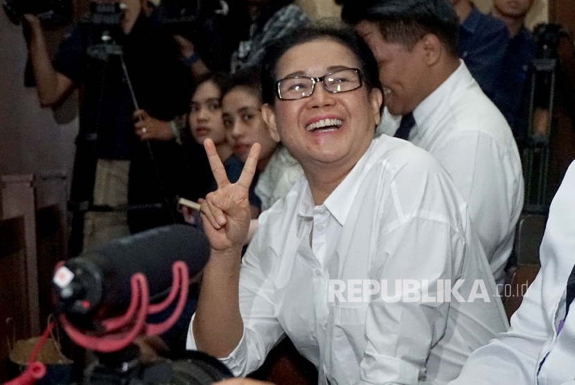 Mantan anggota DPR Miryam S. Haryani bersiap menjalani sidang perdana kasus dugaan pemberian keterangan palsu di Pengadilan Tripikor, Jakarta, Kamis (13/7).