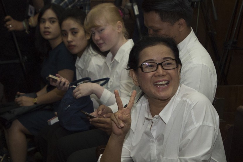 Mantan anggota DPR Miryam S. Haryani (kanan) bersiap menjalani sidang perdana kasus dugaan pemberian keterangan palsu di Pengadilan Tipikor, Jakarta, Kamis (13/7). Jaksa penuntut umum mendakwa Miryam memberi keterangan palsu dalam sidang KTP-el. 